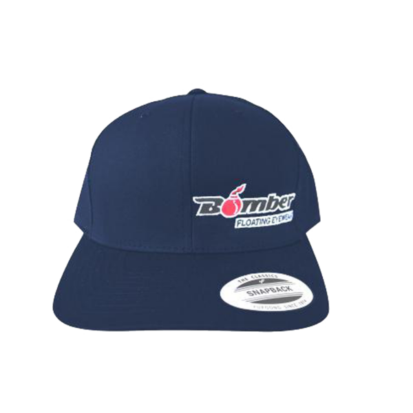 Gorra classico snapback, azul marino, con diseño de Bomber Eyewear bordado en el frente.