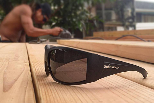 Gafas de Seguridad ANSI Z87+ - Sirviendo a Centroamérica 1 AH111 ahi bomb gafas de seguridad ansi lente ahumado mesa de madera Bomber Floating Eyewear Latin America